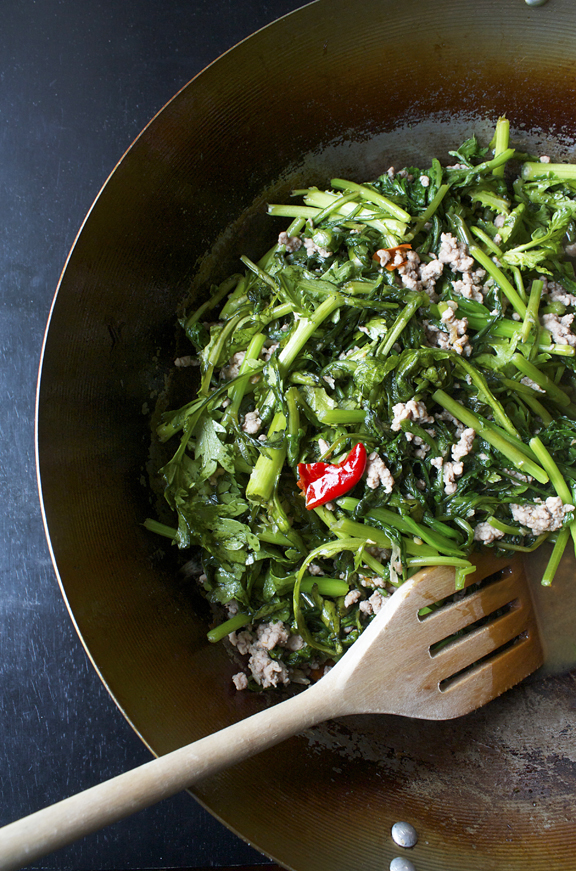 Stir-fried Garland Chrysanthemum with Ground Pork