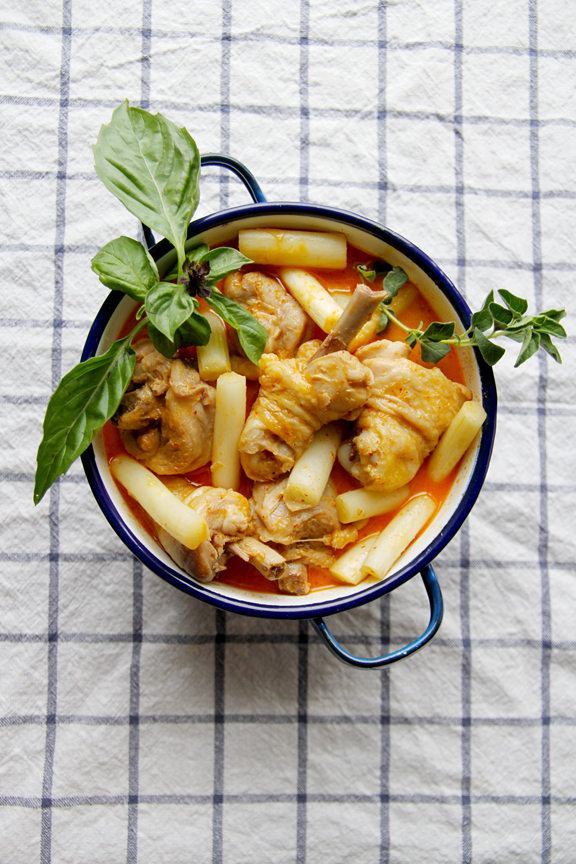 Pinto by Chak - Red Curry of Chicken and White Asparagus