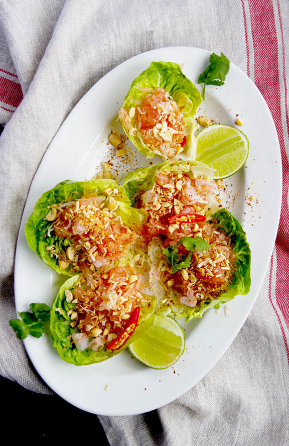 HOW TO PREPARE POMELOS FOR THAI POMELO SALAD