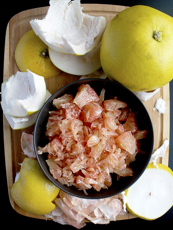 HOW TO PREPARE POMELOS FOR THAI POMELO SALAD