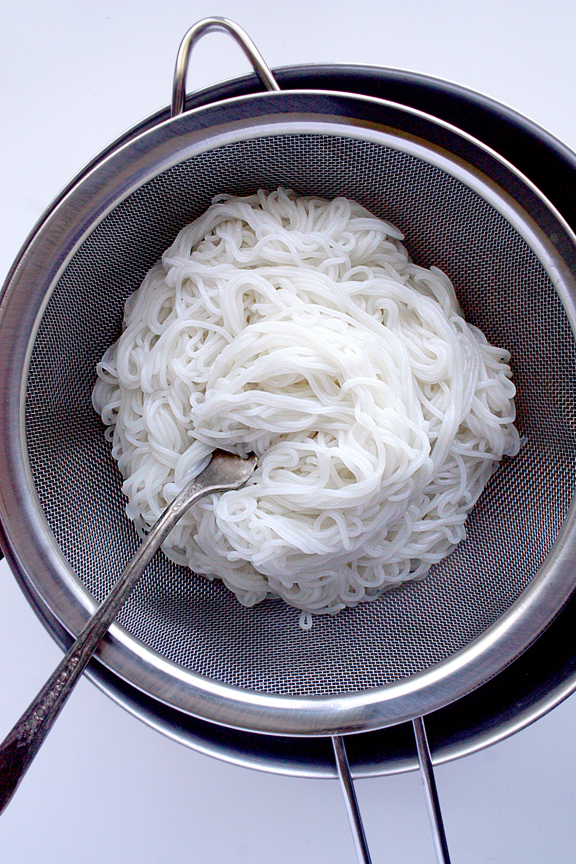 how to prepare rice vermicelli khanom jin from dried noodles